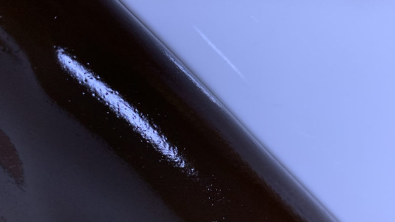红糖马蹄糕,凉透,沿碗边用刀小心挂起,将马蹄糕对半折,切型;