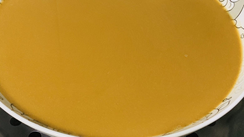 红糖马蹄糕,蒸锅水煮沸,放入蒸锅;