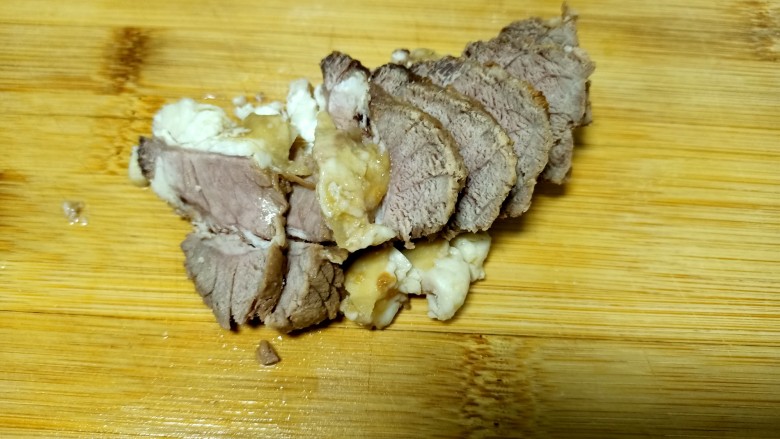 牛肉炒蒜苔、胡萝卜、鸡蛋,牛肉切片