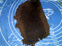 山寨奥利奥夹心饼干,倒在保鲜膜上,擀成约0.3CM厚的片