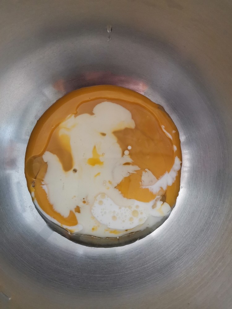 卡通圆环戚风蛋糕,油+奶+蛋黄,拌匀
