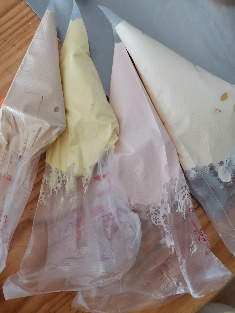 卡通圆环戚风蛋糕,用刚才做圆环的材料以及步骤调色装袋
刚才的分量大约可以做9颗蛋的量,如果减半做,打发时候比较困难,所以可以自己调整