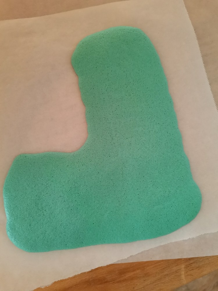 卡通圆环戚风蛋糕,剩余部分用裱花袋洒在油纸上,等着圆模出炉后烘烤
150℃_15分钟左右