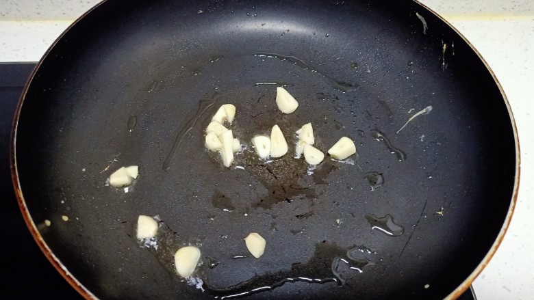 牛肉炒蒜苔、胡萝卜、鸡蛋,锅中放入适量油,炒香蒜片