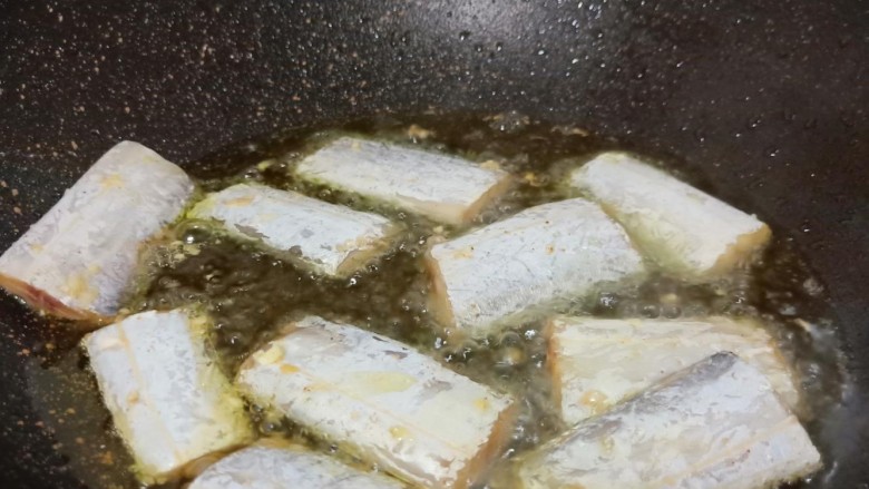 红烧糖醋带鱼,锅里倒菜籽油,加带鱼煎炸(带鱼可以用厨房纸巾吸一下水份)