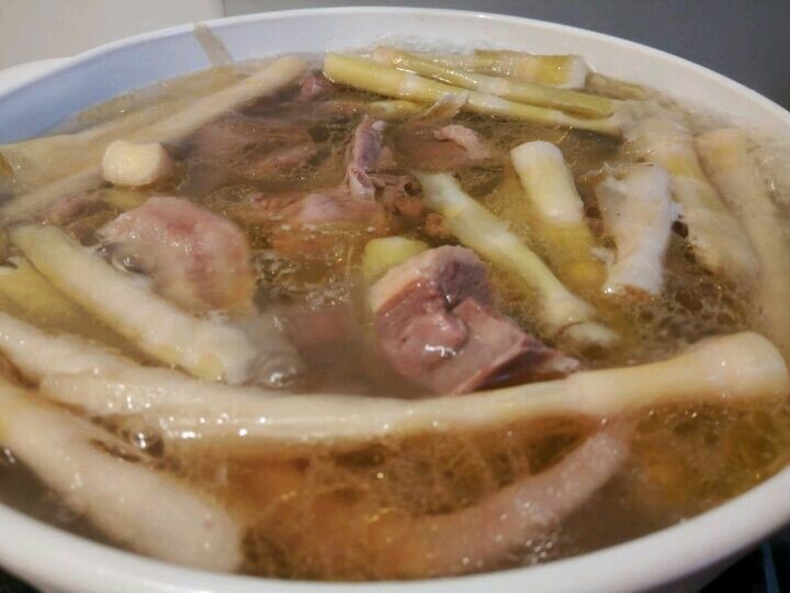 笋干老鸭汤,等炖到30分钟的时候加盐2勺继续炖五分钟,起锅之前加鸡精调味就可以了!