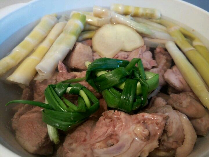 笋干老鸭汤,把焯好水的笋和鸭子放一起,加清水,生姜,葱,大火烧开中火炖45分钟。