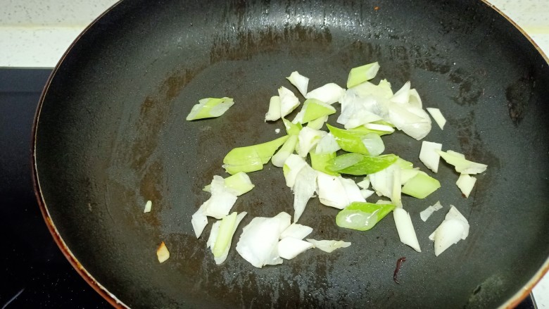 葱爆羊肉炒西葫芦、胡萝卜、香菇,锅中放入适量油,炒香大葱