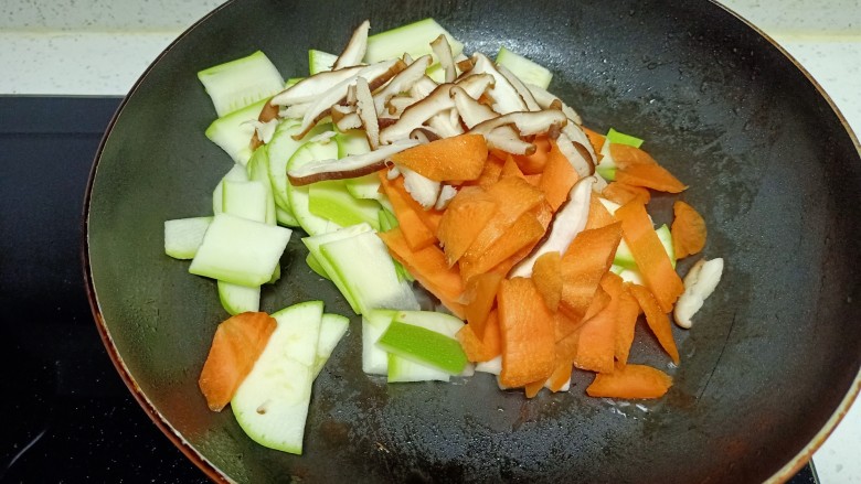 葱爆羊肉炒西葫芦、胡萝卜、香菇,放入胡萝卜、香菇