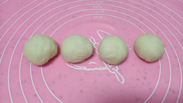 春饼卷葱爆羊肉、西葫芦,醒面30分钟再次揉光滑,平均分成4份
