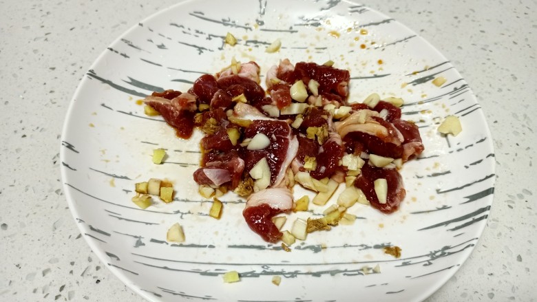春饼卷葱爆羊肉、西葫芦,<a style='color:red;display:inline-block;' href='/shicai/ 329'>羊肉</a>加入上述调料,搅拌均匀