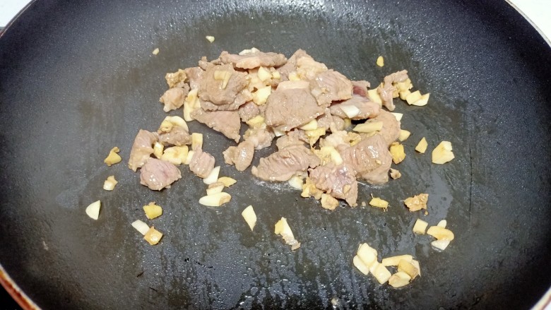 春饼卷葱爆羊肉、西葫芦,锅中放入适量油,炒至羊肉变色盛出