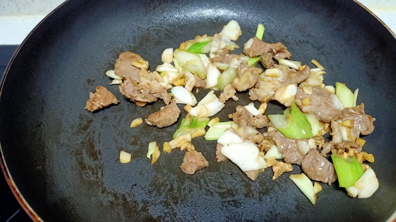 春饼卷葱爆羊肉、西葫芦,锅中放入适量油,炒香<a style='color:red;display:inline-block;' href='/shicai/ 138'>大葱</a>放入羊肉翻炒均匀盛出