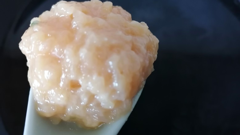 糖醋肉丸,锅内放水烧开,将肉馅放在勺子里面弄圆