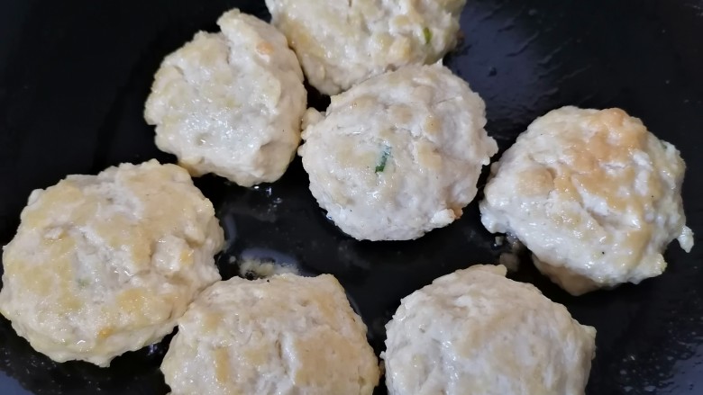 糖醋肉丸,锅内放油烧热,将肉圆煎一下