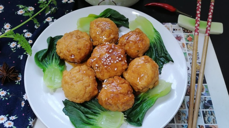 糖醋肉丸,撒上适量<a style='color:red;display:inline-block;' href='/shicai/ 678'>白芝麻</a>,一道美味的糖醋肉丸就完成了。