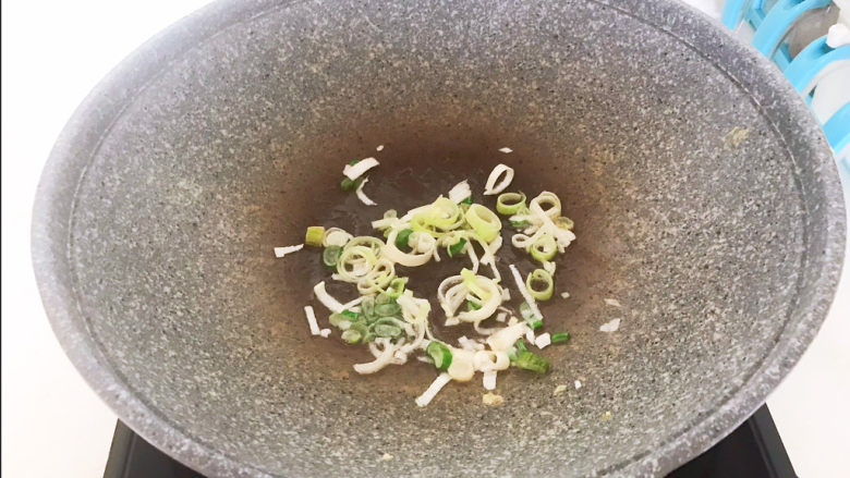 腊肠炒鸡蛋,炒锅加入1小勺大豆色拉油,油烧热后加入葱花,炒出香味