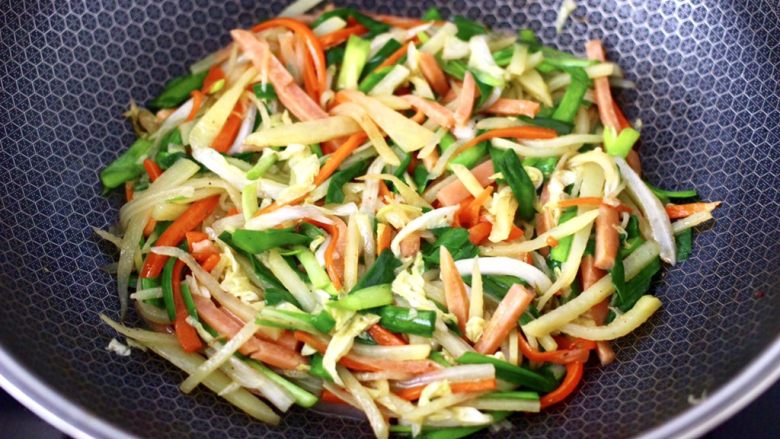 合菜春卷,大火翻炒所有的食材,混合均匀即可关火。