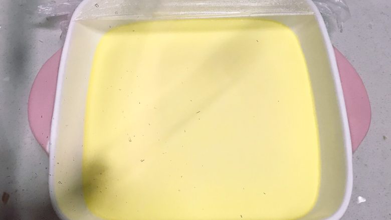 水嫩嫩蒸蛋,蛋蒸好,我悶了半分鐘左右取出,看表面,這顏色很漂亮吧
