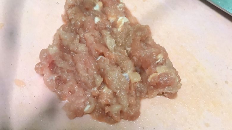 水嫩嫩蒸蛋,蒸蛋期間,把瘦肉剁碎