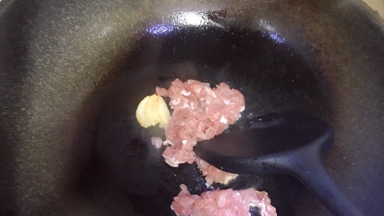 水嫩嫩蒸蛋,下瘦肉,加少許鹽