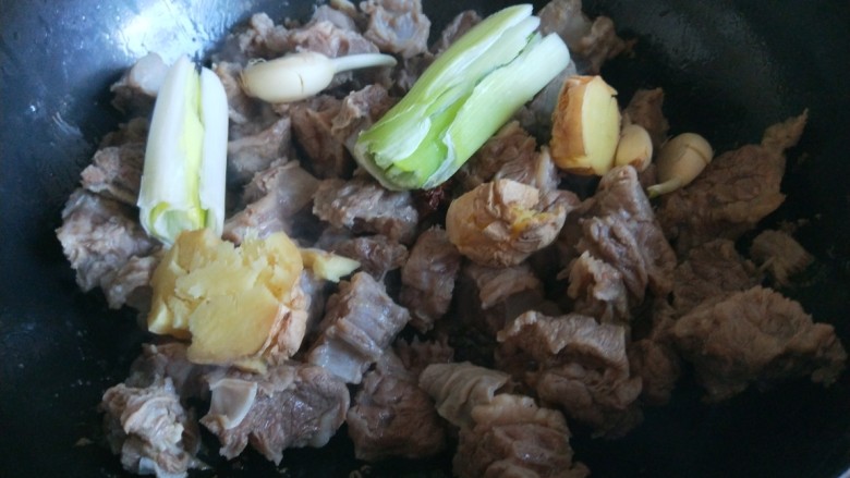 牛肉炖豆腐,放入锅中在炒一下,加入葱姜蒜。