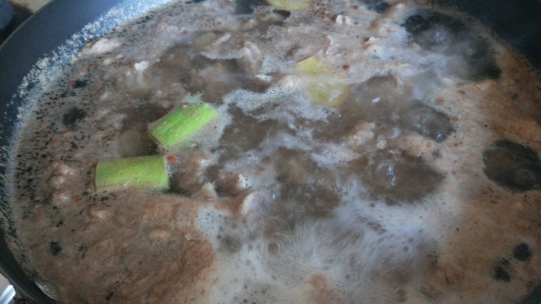 牛肉炖豆腐,开锅就看到浮沫,我每次都要在洗一次。