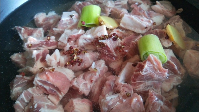 牛肉炖豆腐,冷水下锅,加入花椒,葱<a style='color:red;display:inline-block;' href='/shicai/ 37'>姜</a>,料酒煮开焯水,这样不会腥味儿。