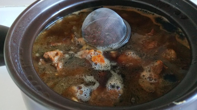 牛肉炖豆腐,放入花椒,加入适量水烧开,加入适量盐,大火烧开转小火慢炖一半小时。