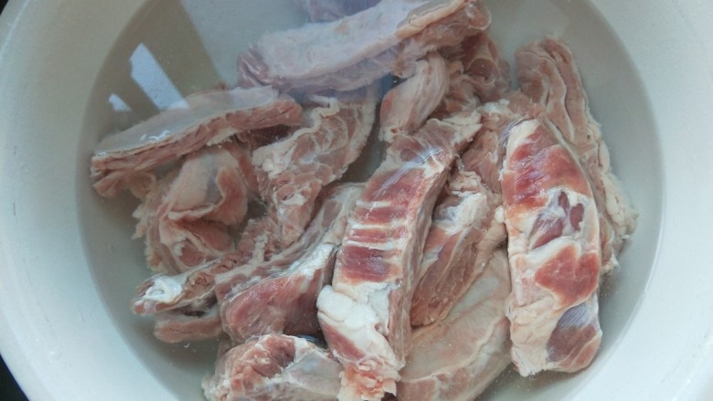 牛肉炖豆腐,在泡洗清干净,看着清水即可。