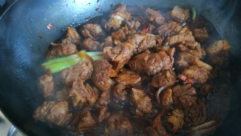 牛肉炖豆腐,在炒出糖色加入料酒,美极鲜酱油。