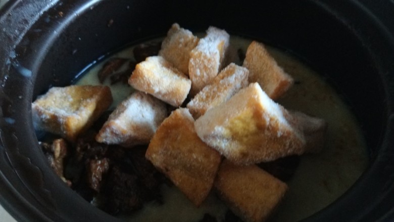 牛肉炖豆腐,我炖牛肉很多,又用一口小砂锅倒入一半牛肉,在加一个番茄,加入豆腐在炖半小时即可。