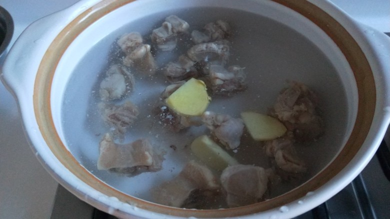牛腩萝卜汤,倒入适量料酒几粒花椒,加入白糖提鲜。