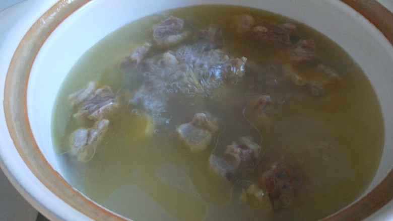 牛腩萝卜汤,牛肉炖出油了,肉也软了,汤汁少了可以在加。