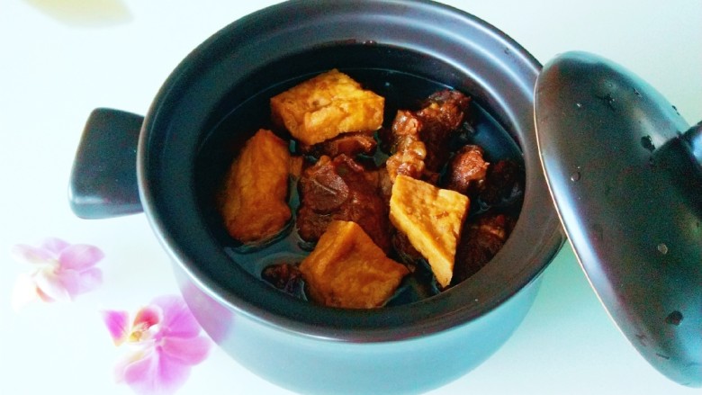 牛肉炖豆腐,牛肉炖<a style='color:red;display:inline-block;' href='/shicai/ 465'>豆腐</a>,直接上砂锅了。