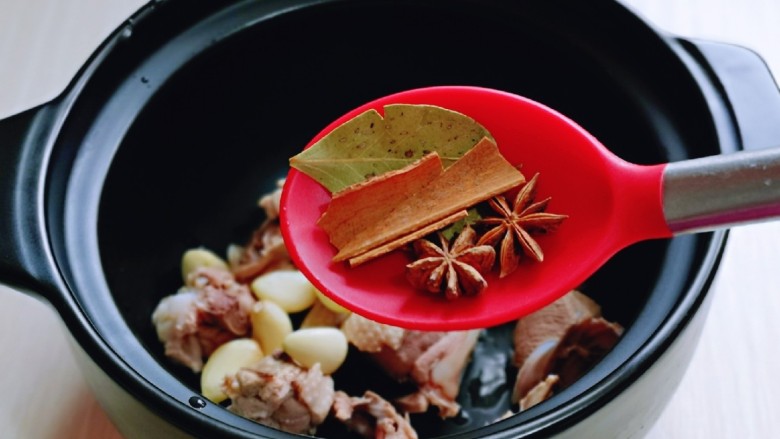 笋干老鸭汤,再加入香料,<a style='color:red;display:inline-block;' href='/shicai/ 37'>姜</a>片。