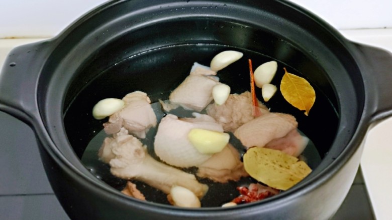 笋干老鸭汤,一次性加够水量,大火烧开。