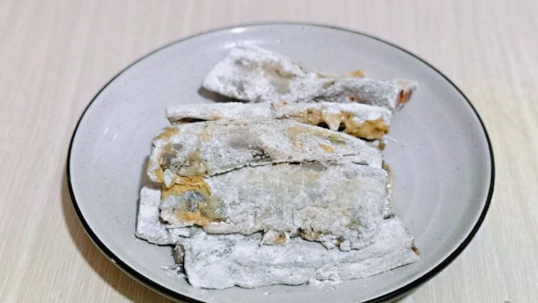 红烧糖醋带鱼,腌制好的带鱼,依次均匀裹上<a style='color:red;display:inline-block;' href='/shicai/ 519'>面粉</a>,备用。