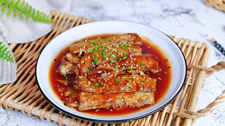 红烧糖醋带鱼,盛出装盘,撒上<a style='color:red;display:inline-block;' href='/shicai/ 141911'>熟白芝麻</a>,葱花。