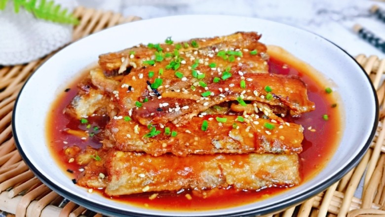红烧糖醋带鱼,好吃不腻。带鱼吸收了茄汁,酸甜可口。色泽诱人,味道好极了。