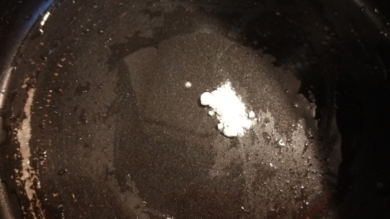 玉米面糊糊,锅中加入食用碱,加入适量水烧开。