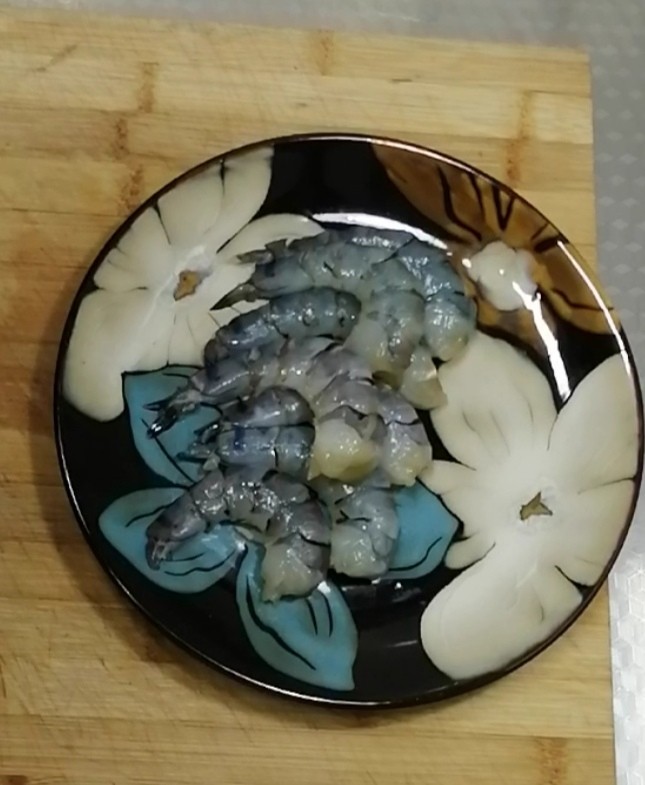 糖醋虾片,大虾去壳、去除虾线,清洗干净。