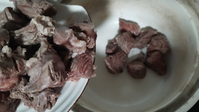 牛腩萝卜汤,准备一个砂锅,倒入焯好水的牛肉