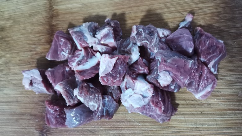 牛腩萝卜汤,牛肉切小块,放水中浸泡30分钟
