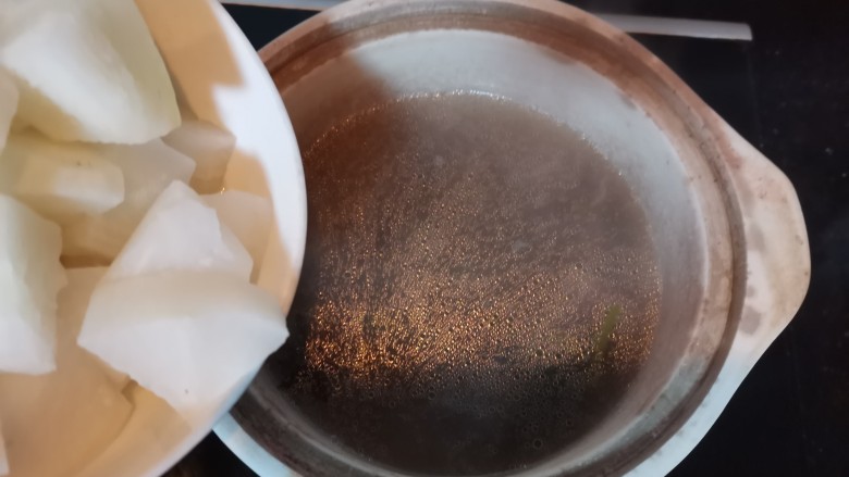 牛腩萝卜汤,牛肉炖8分熟,倒入萝卜