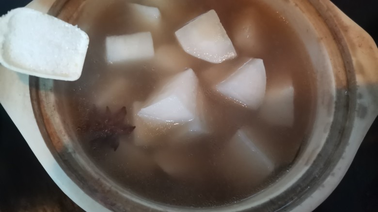 牛腩萝卜汤,加入适量的盐,再炖15分钟