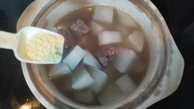 牛腩萝卜汤,加入少许鸡精,出锅