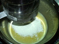 培根洋葱咸马芬,低筋粉,<a style='color:red;display:inline-block;' href='/shicai/ 702'>泡打粉</a>,小苏打混合,筛入液体中