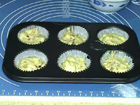 培根洋葱咸马芬,倒入模具中,
