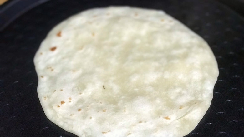 “咬春”春饼,饼皮两边变色,出锅